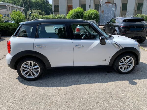 MINI Cooper D All4 - immagine 2
