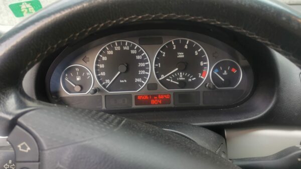 BMW 330i - immagine 8
